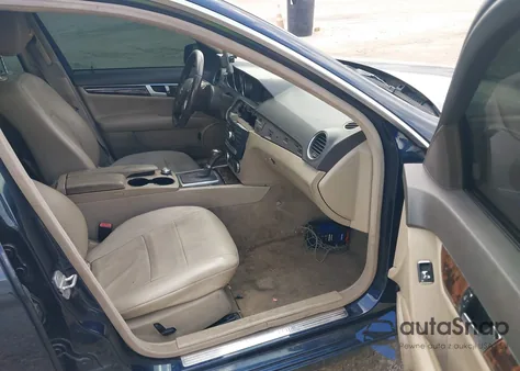 2013 Mercedes-Benz C 250 Luxury z USA, uszkodzony, nr VIN WDDGF4HB8DR271289